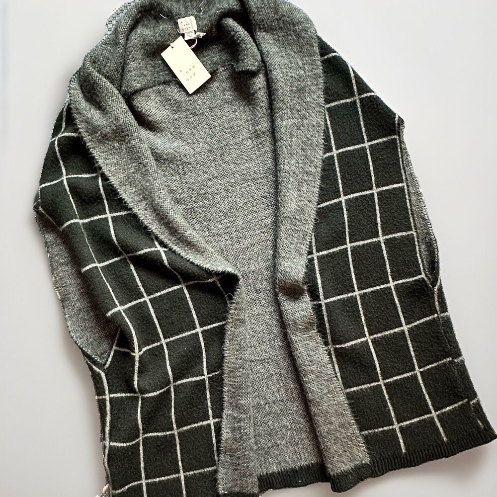 A New Day Plaid Cardigan Vest Gray Windowpane Open Front Sleeveless Sweater M